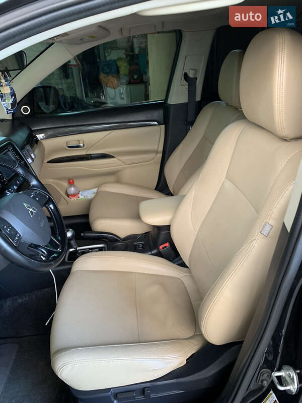 Позашляховик / Кросовер Mitsubishi Outlander 2016 в Запоріжжі