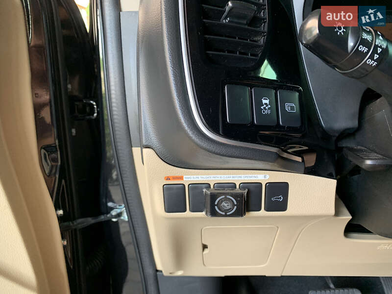 Позашляховик / Кросовер Mitsubishi Outlander 2016 в Запоріжжі