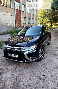 Позашляховик / Кросовер Mitsubishi Outlander 2017 в Львові