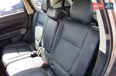 Внедорожник / Кроссовер Mitsubishi Outlander 2015 в 