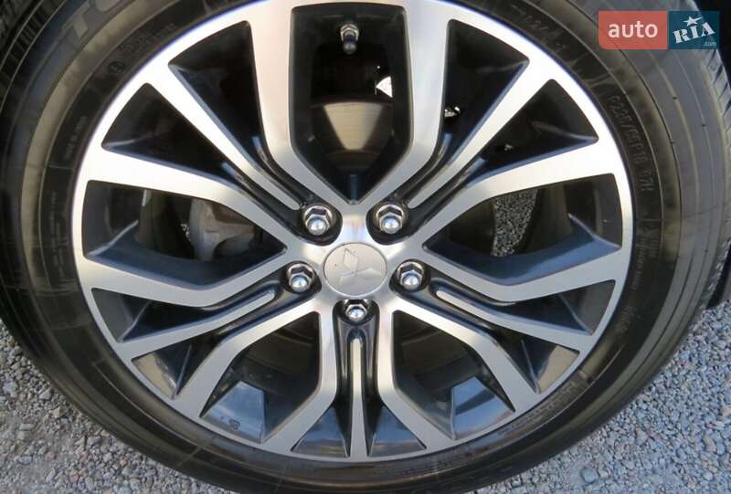 Позашляховик / Кросовер Mitsubishi Outlander 2015 в Кропивницькому