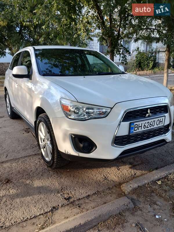 Внедорожник / Кроссовер Mitsubishi Outlander 2013 в 