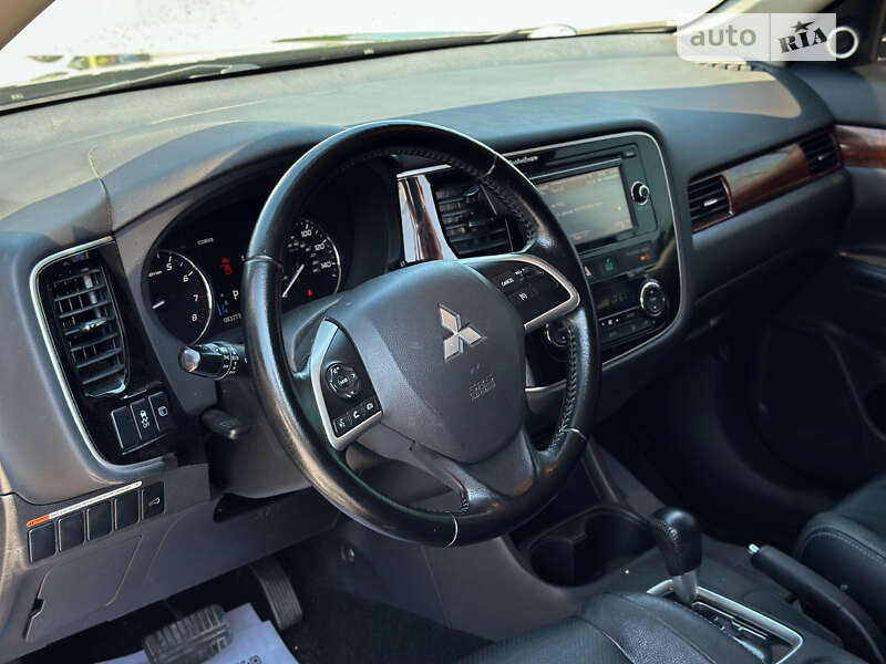 Внедорожник / Кроссовер Mitsubishi Outlander 2014 в Черновцах