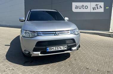 Внедорожник / Кроссовер Mitsubishi Outlander 2014 в Вишневом