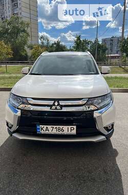 Позашляховик / Кросовер Mitsubishi Outlander 2017 в Києві