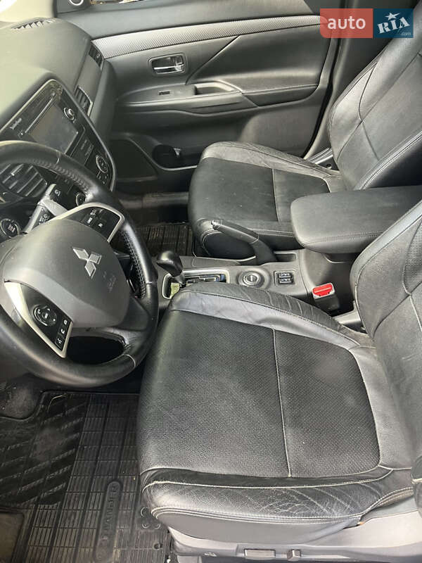 Позашляховик / Кросовер Mitsubishi Outlander 2012 в Києві