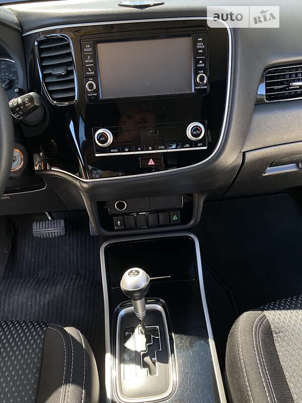 Внедорожник / Кроссовер Mitsubishi Outlander 2020 в Ровно