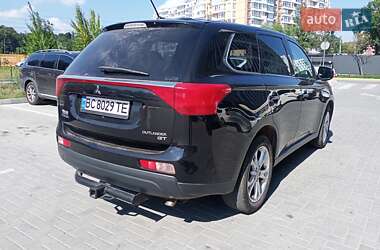 Внедорожник / Кроссовер Mitsubishi Outlander 2013 в 