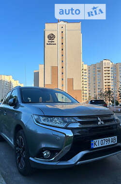 Внедорожник / Кроссовер Mitsubishi Outlander 2015 в Киеве