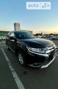 Внедорожник / Кроссовер Mitsubishi Outlander 2017 в Киеве