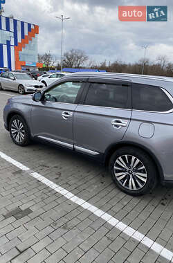 Внедорожник / Кроссовер Mitsubishi Outlander 2018 в 