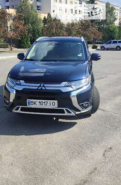 Позашляховик / Кросовер Mitsubishi Outlander 2016 в Вараші