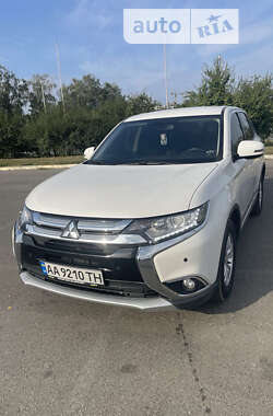 Внедорожник / Кроссовер Mitsubishi Outlander 2017 в Киеве