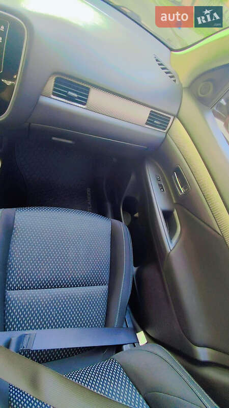 Внедорожник / Кроссовер Mitsubishi Outlander 2017 в Киеве