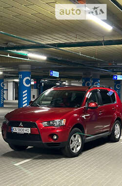 Внедорожник / Кроссовер Mitsubishi Outlander 2010 в 