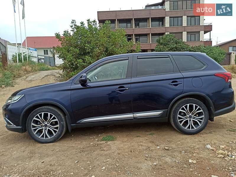 Внедорожник / Кроссовер Mitsubishi Outlander 2017 в Черноморске
