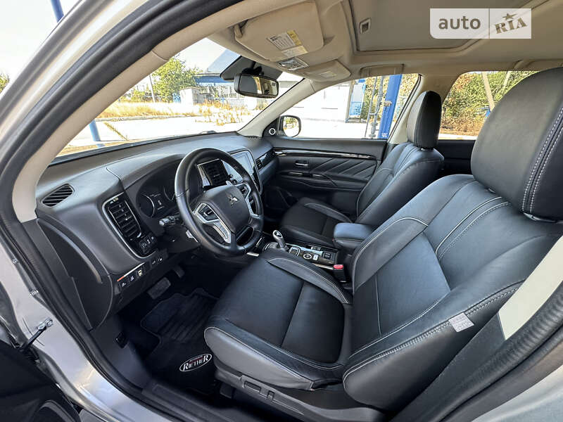 Внедорожник / Кроссовер Mitsubishi Outlander 2017 в Кропивницком