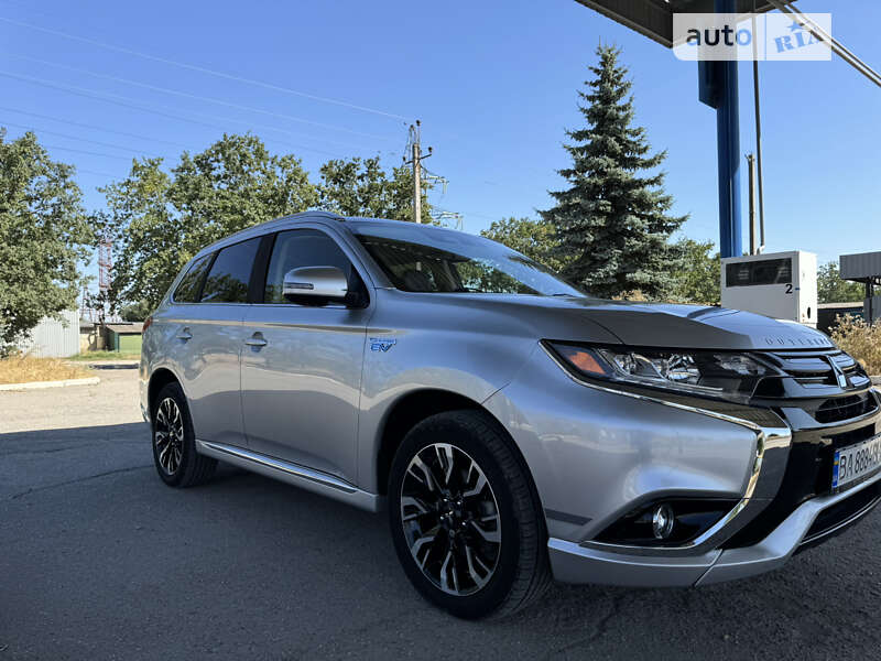 Внедорожник / Кроссовер Mitsubishi Outlander 2017 в Кропивницком