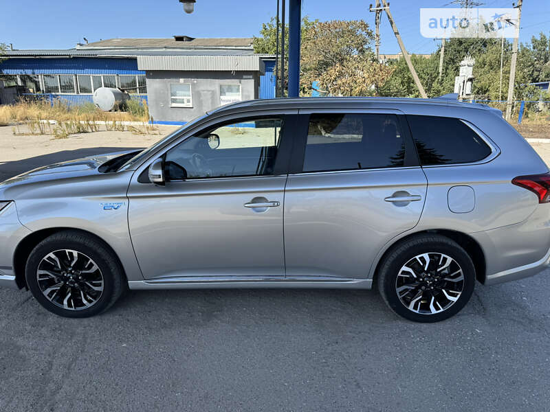 Внедорожник / Кроссовер Mitsubishi Outlander 2017 в Кропивницком