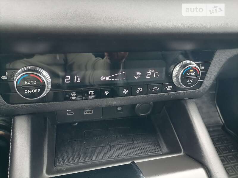 Внедорожник / Кроссовер Mitsubishi Outlander 2021 в Киеве