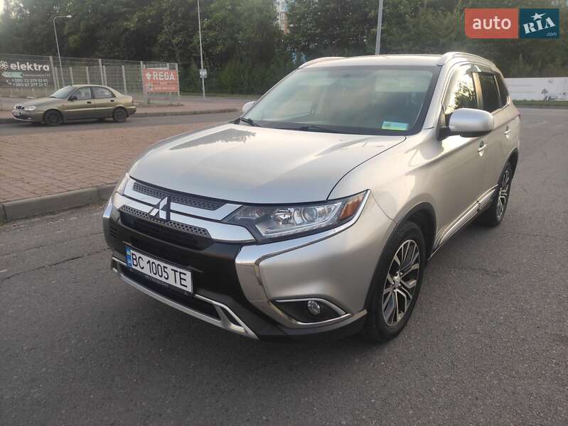 Внедорожник / Кроссовер Mitsubishi Outlander 2018 в 