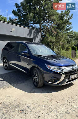 Внедорожник / Кроссовер Mitsubishi Outlander 2019 в 