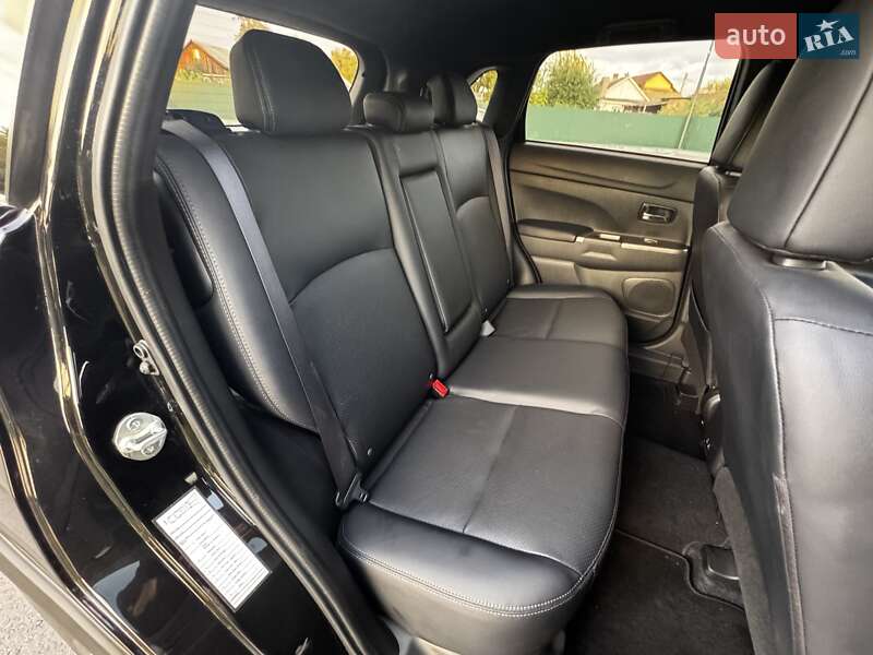 Позашляховик / Кросовер Mitsubishi Outlander 2023 в Олександрії
