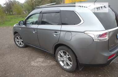 Внедорожник / Кроссовер Mitsubishi Outlander 2012 в 