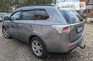 Внедорожник / Кроссовер Mitsubishi Outlander 2012 в 