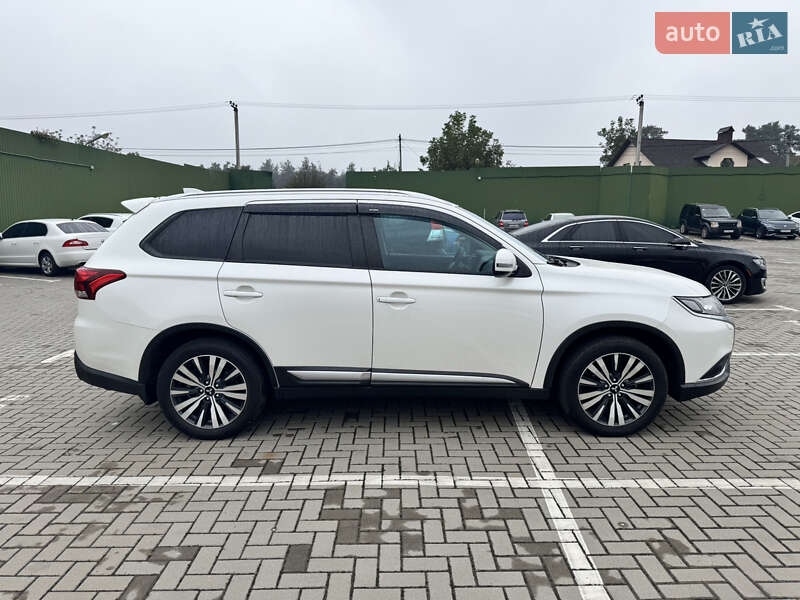 Внедорожник / Кроссовер Mitsubishi Outlander 2020 в Киеве