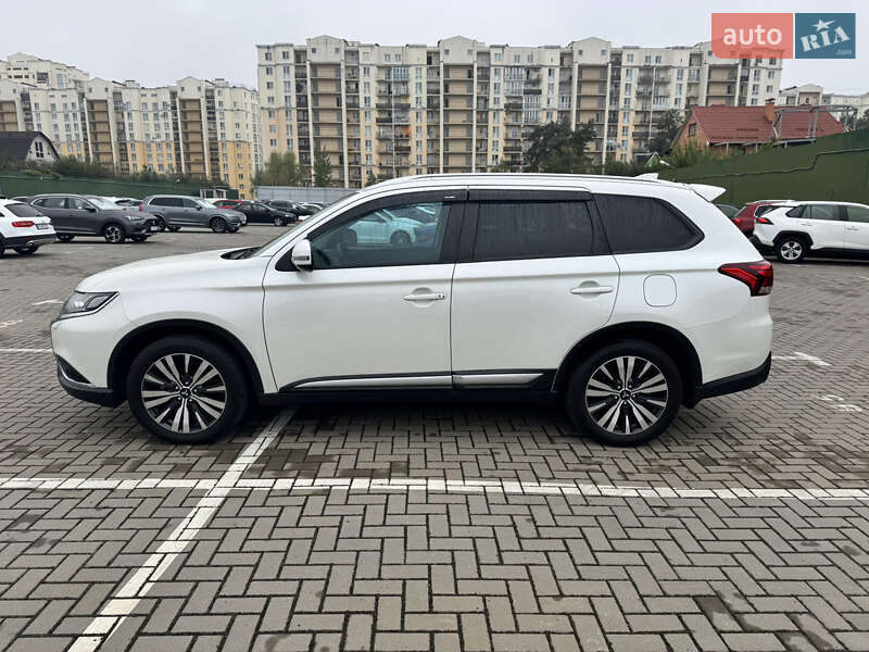 Внедорожник / Кроссовер Mitsubishi Outlander 2020 в Киеве