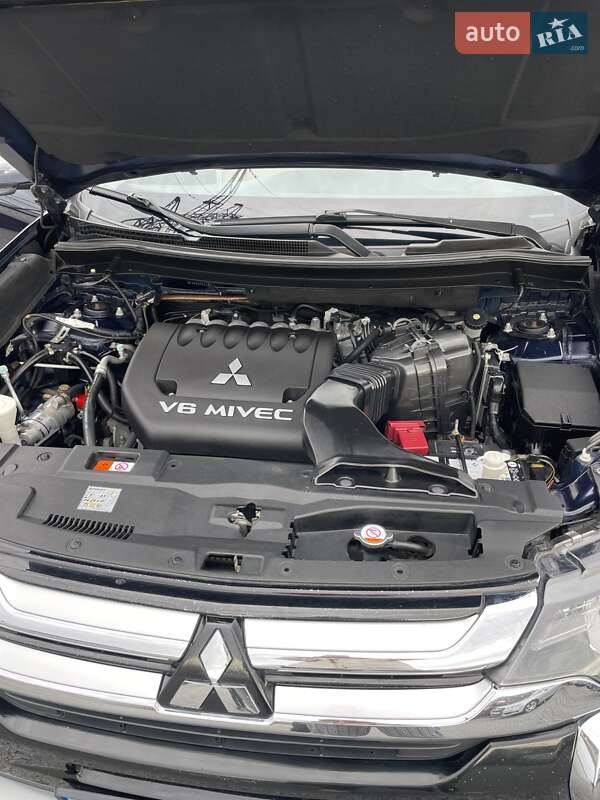 Позашляховик / Кросовер Mitsubishi Outlander 2015 в Трускавці