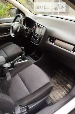 Внедорожник / Кроссовер Mitsubishi Outlander 2012 в 