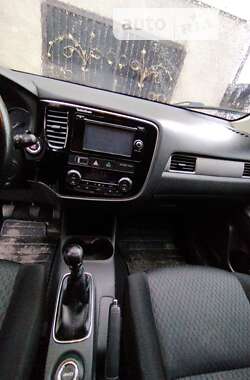 Внедорожник / Кроссовер Mitsubishi Outlander 2012 в 