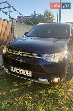 Внедорожник / Кроссовер Mitsubishi Outlander 2014 в 