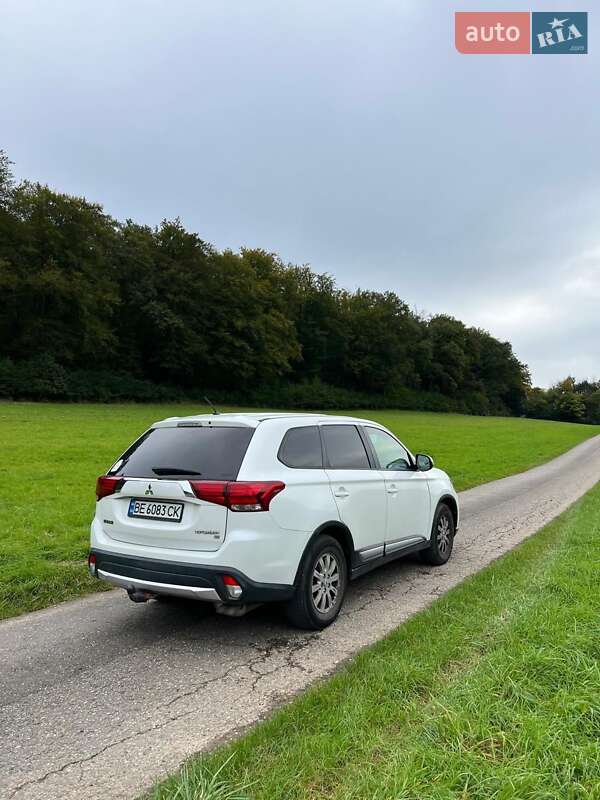 Внедорожник / Кроссовер Mitsubishi Outlander 2016 в Николаеве