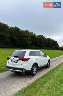Внедорожник / Кроссовер Mitsubishi Outlander 2016 в 