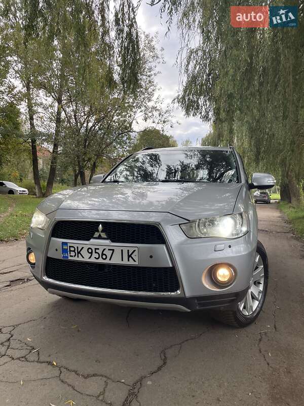 Внедорожник / Кроссовер Mitsubishi Outlander 2011 в Ровно