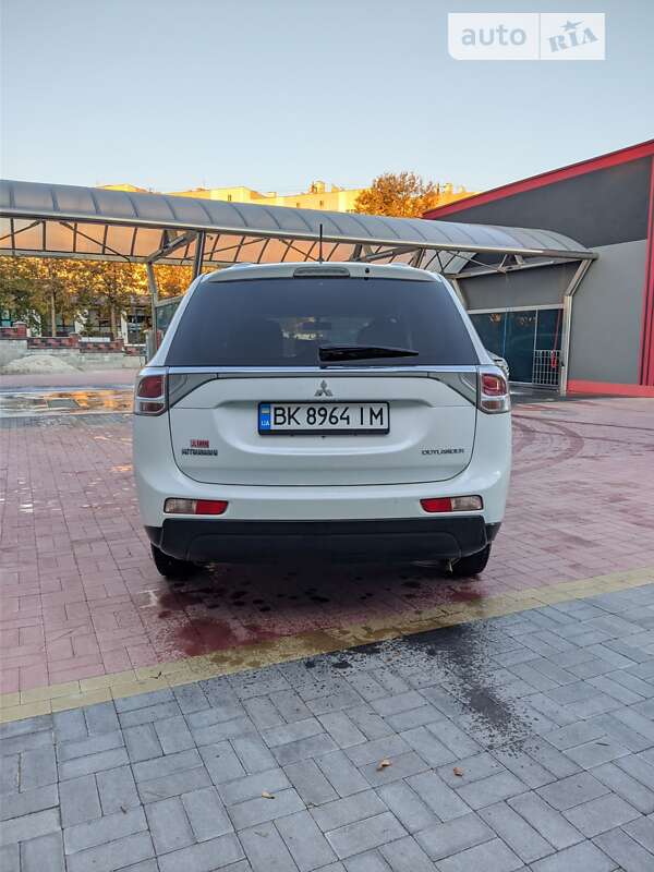 Позашляховик / Кросовер Mitsubishi Outlander 2013 в Рівному