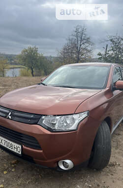 Внедорожник / Кроссовер Mitsubishi Outlander 2013 в Харькове