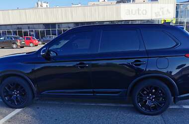 Позашляховик / Кросовер Mitsubishi Outlander 2018 в 