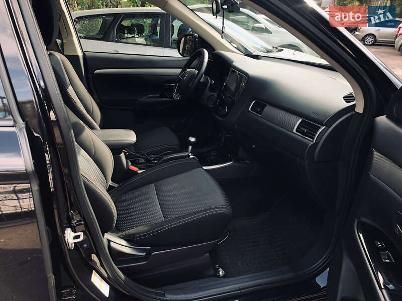 Внедорожник / Кроссовер Mitsubishi Outlander 2017 в Одессе