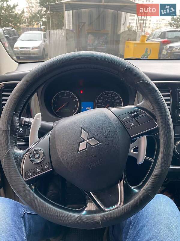 Внедорожник / Кроссовер Mitsubishi Outlander 2015 в Киеве