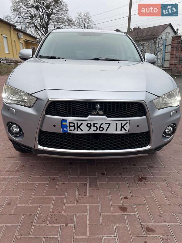 Внедорожник / Кроссовер Mitsubishi Outlander 2011 в Ровно