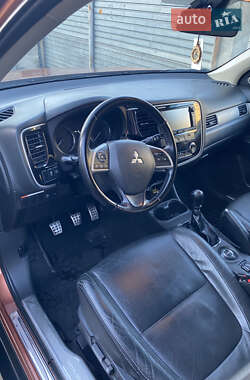 Внедорожник / Кроссовер Mitsubishi Outlander 2012 в 