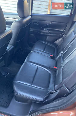 Внедорожник / Кроссовер Mitsubishi Outlander 2012 в 