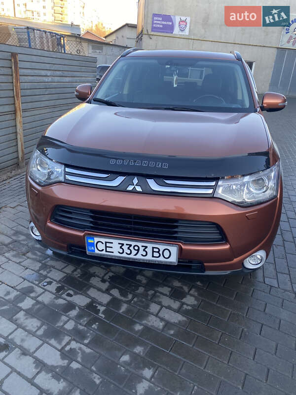 Внедорожник / Кроссовер Mitsubishi Outlander 2012 в 