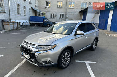 Позашляховик / Кросовер Mitsubishi Outlander 2019 в Києві