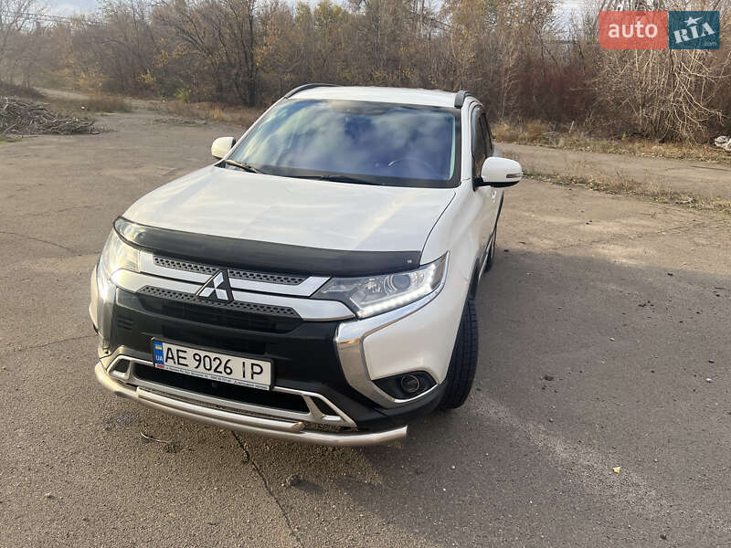 Позашляховик / Кросовер Mitsubishi Outlander 2018 в 