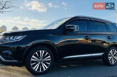 Внедорожник / Кроссовер Mitsubishi Outlander 2021 в Киеве